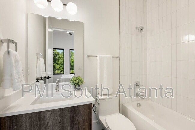 Building Photo - 194 E Lake Terrace SE