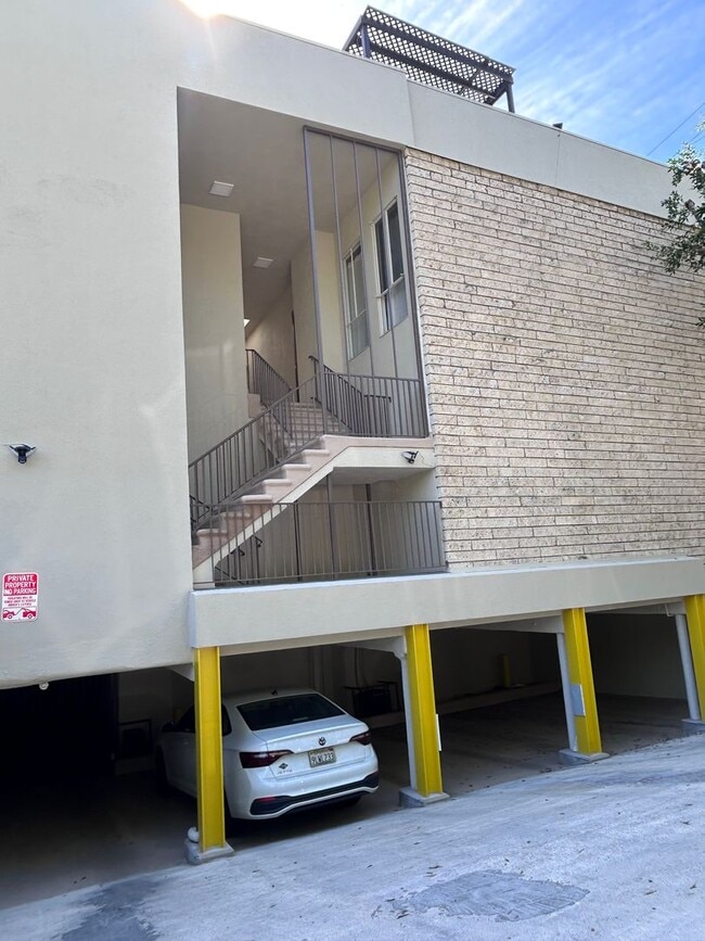 Building Photo - 9080 Shoreham Dr