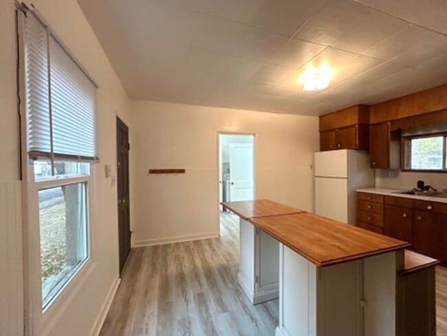 Building Photo - Cottage Style 1 Bed Home with a Large Yard...