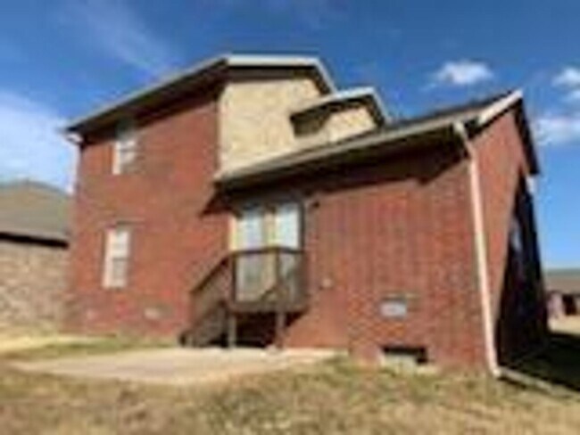 Building Photo - All Brick 3 bedroom 2.5 Bathrooms