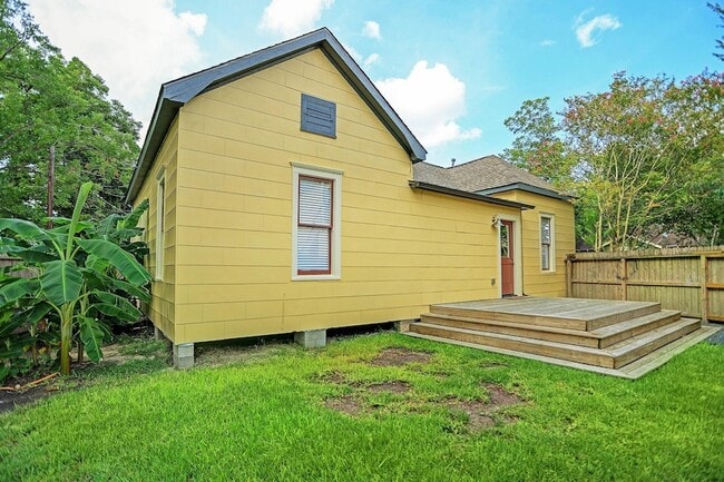 Building Photo - 1021 Louise St