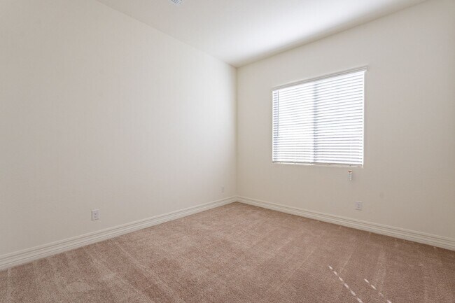 Building Photo - 5 BEDROOM 4 BATH SINGLE FAMILY HOME