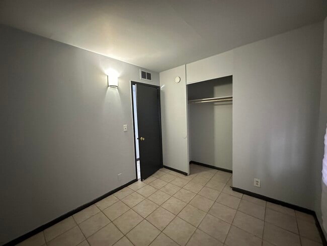 Building Photo - 802 Knollcrest-