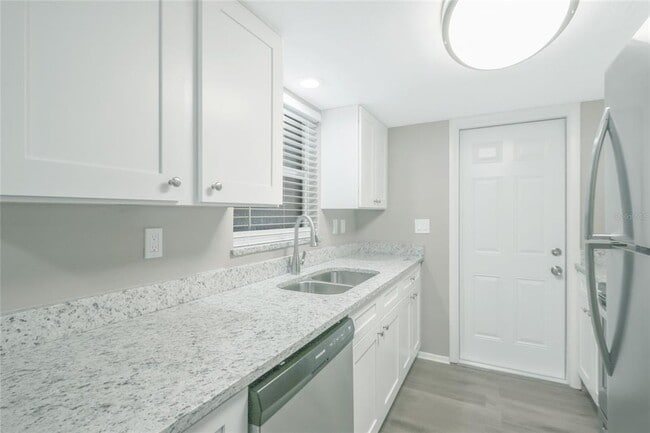 Building Photo - 5135 Kiwi Dr