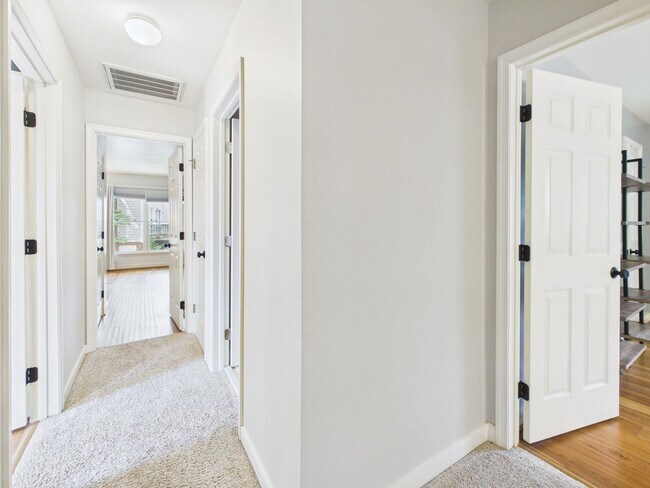 Building Photo - 6118 Walnut Landing Way