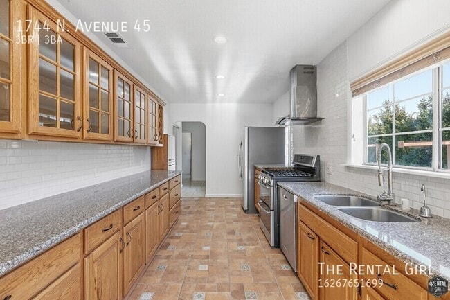 Building Photo - 1744 N Ave 45