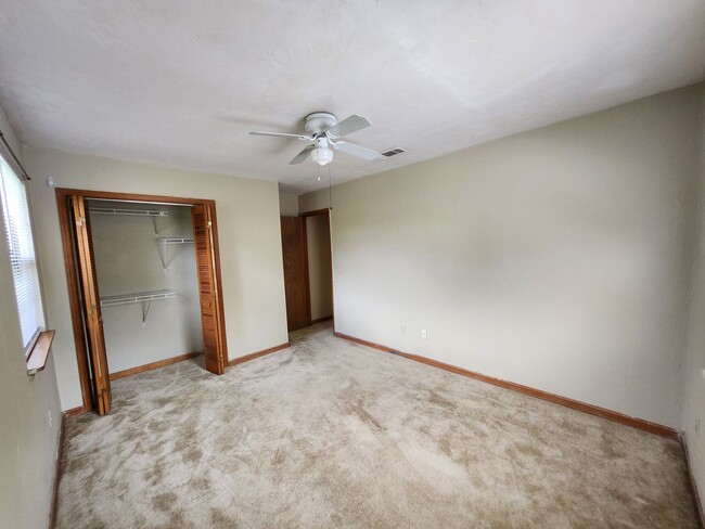 Building Photo - 3 bedroom town home for rent across from F...