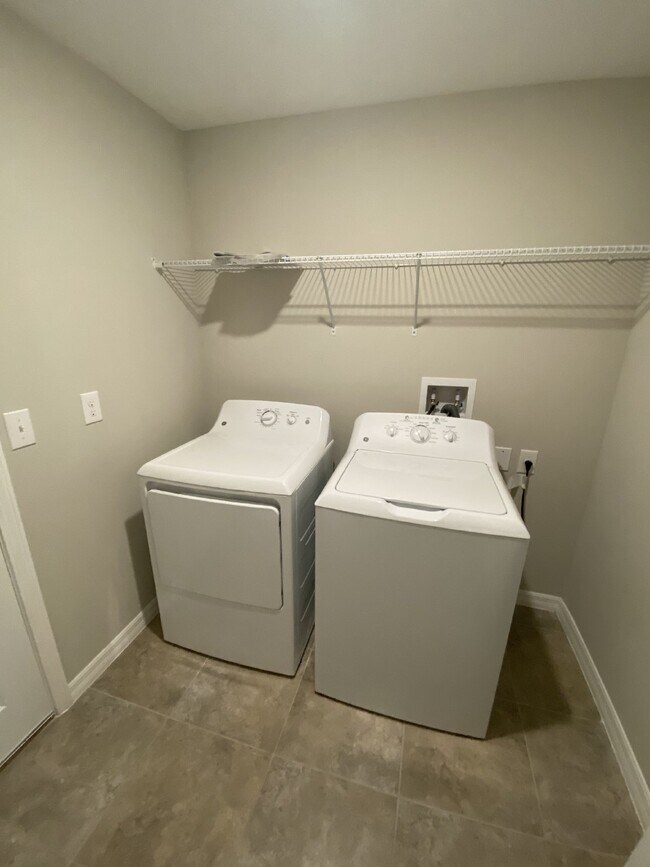 Building Photo - "Spacious 4-Bed, 2-Bath Gem with 1936 Sq Ft of Comfort in Riverview, FL!"