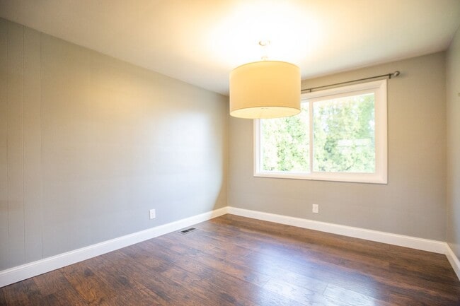 Building Photo - South Salem 4 Bedroom 2 Bath Home Available Mid June !!!