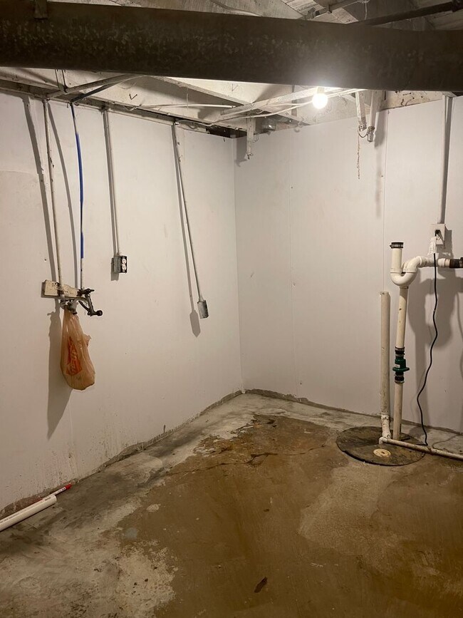 Building Photo - 310 E 14th St