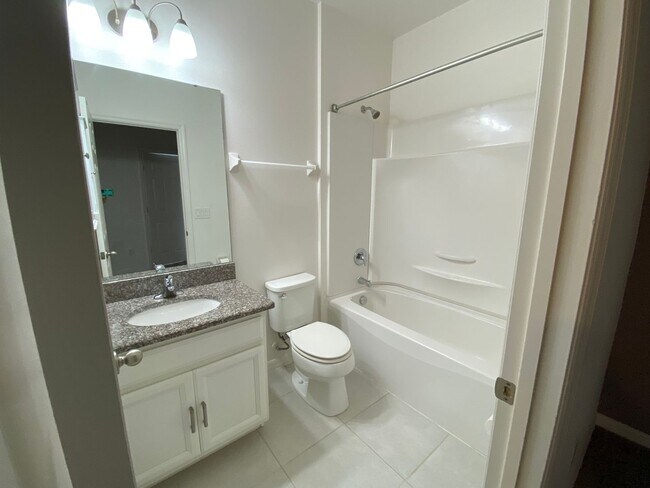 Building Photo - 3/2.5 Townhome near Orlando Airport