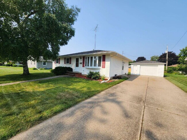 Building Photo - Hard to Find 3 Bedroom Ranch