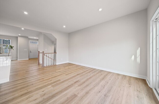 Building Photo - Like new 3-bed, 2.5 bath townhome in Cramerton Mills Parkway!