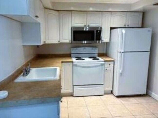 Building Photo - 15389 S Dixie Hwy