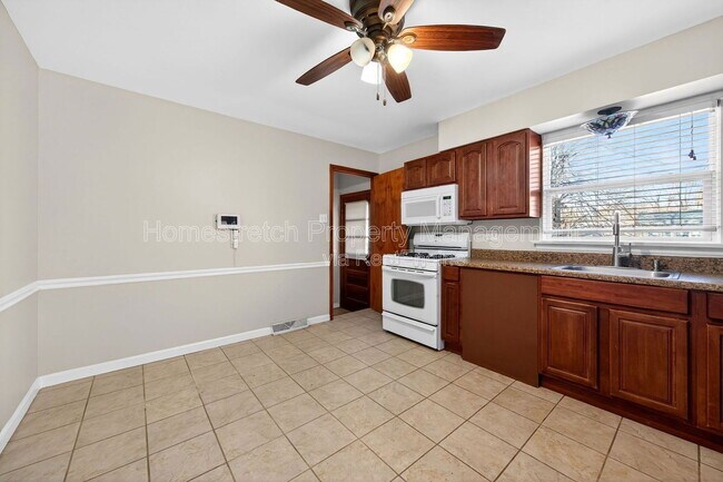 Building Photo - 207 Anistasia Dr