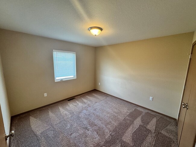 Building Photo - Welcome to Comfortable Living – Spacious, Pet-Friendly Home with Great Amenities
