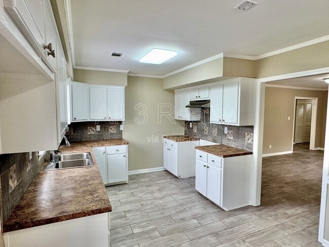 Building Photo - 502 Adler Dr