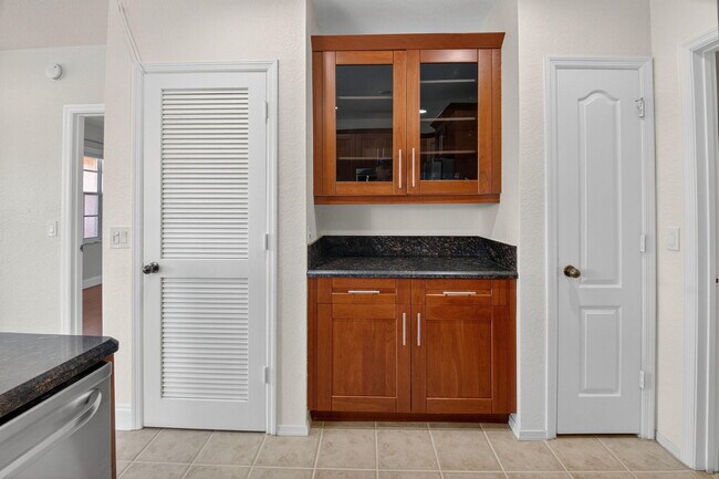 Building Photo - 1301 Belmont Pl