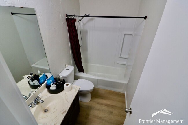 Building Photo - 2013/2015 Shirley