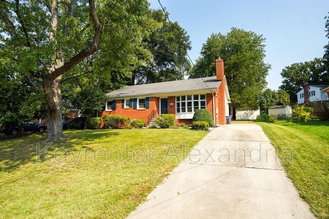 Building Photo - 906 Neal Dr