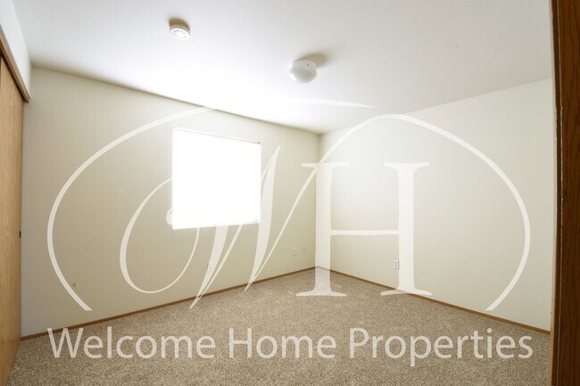 Building Photo - Fresh Clean Apartment Close to WWU