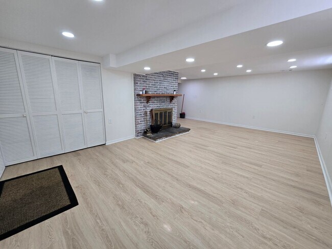 Building Photo - 454 Colonial Dr