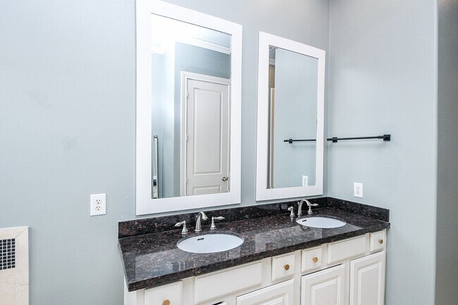 Building Photo - 2222 Hilshire Lake Dr