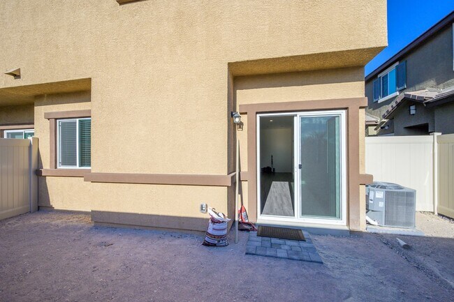 Building Photo - NW 3 Bedroom Townhouse!! Gated Community Pool!! 2 Car Garage!!! No Carpet downstairs.