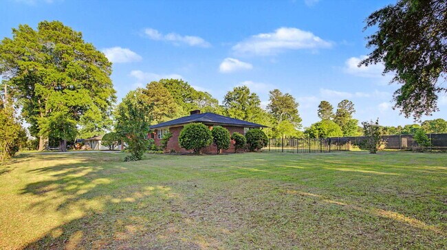 Building Photo - Charming 3-Bed/2.5-Bath Ranch in Durham