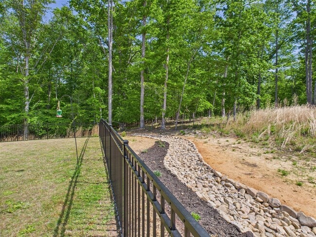 Building Photo - Stunning 5 Bedroom Home Located in William...