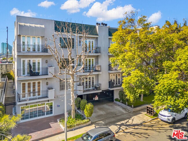 Building Photo - 2219 S Bentley Ave