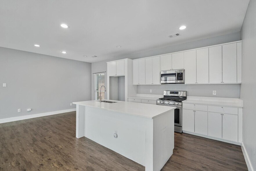 Building Photo - Modern Eagle Ford home with large fenced yard