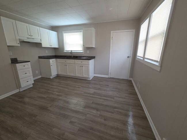 Building Photo - Cute 3 Bedroom Bungalow