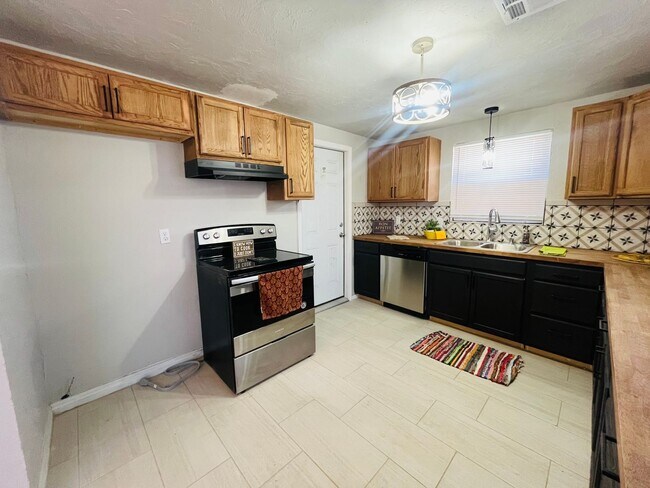 Building Photo - 2324 SW 47th St