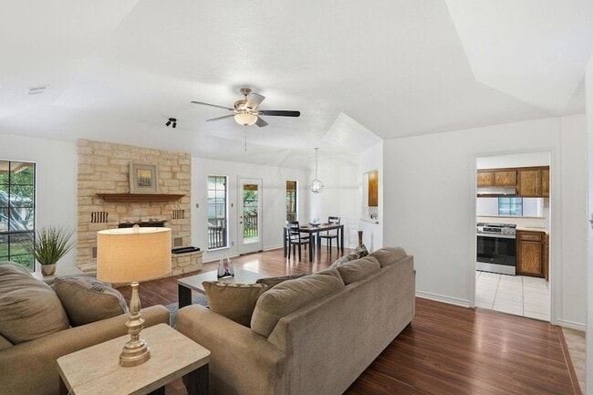 Building Photo - 306 Woodstone Dr