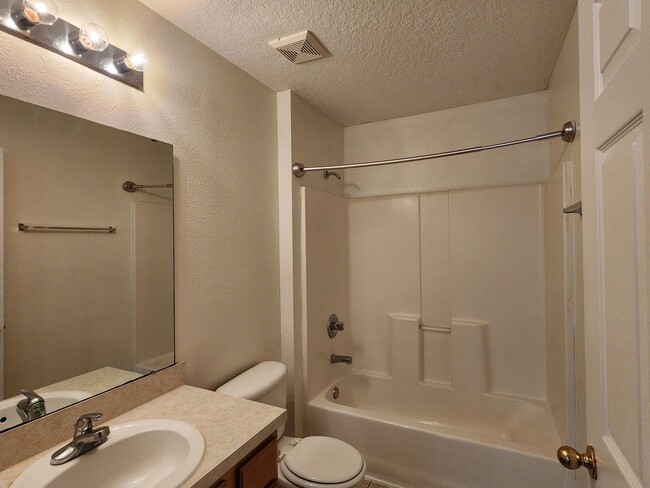 Building Photo - West Side - 3/2 Upstairs Manotak Oaks Condo