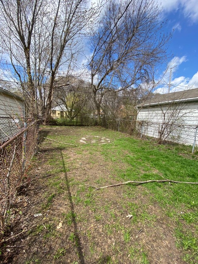 Building Photo - 2BR SINGLE FAMILY HOME, YARD, GARAGE, FULL...