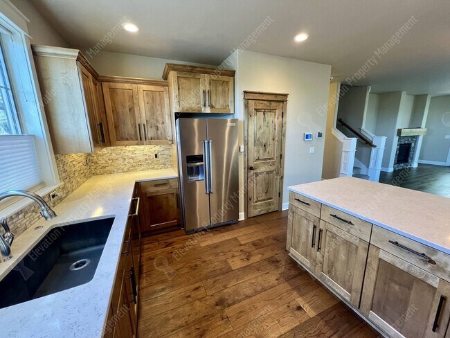 Building Photo - 4 BR - 2.5 BA Luxury Golf Course Living on...