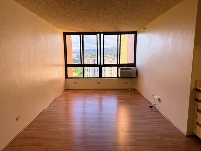Building Photo - High-Floor Studio with Beautiful Golf Course & Mountain Views – Plaza Landmark