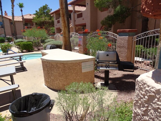 Building Photo - Great 1st Floor 2 Bed Condo