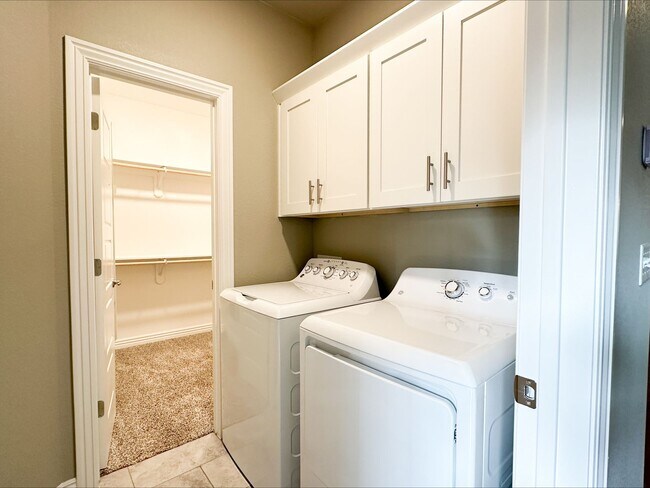 Building Photo - 2067 N Penelope Ln