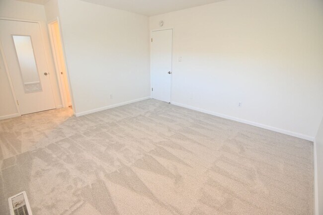 Building Photo - 5659 Lathrop Dr
