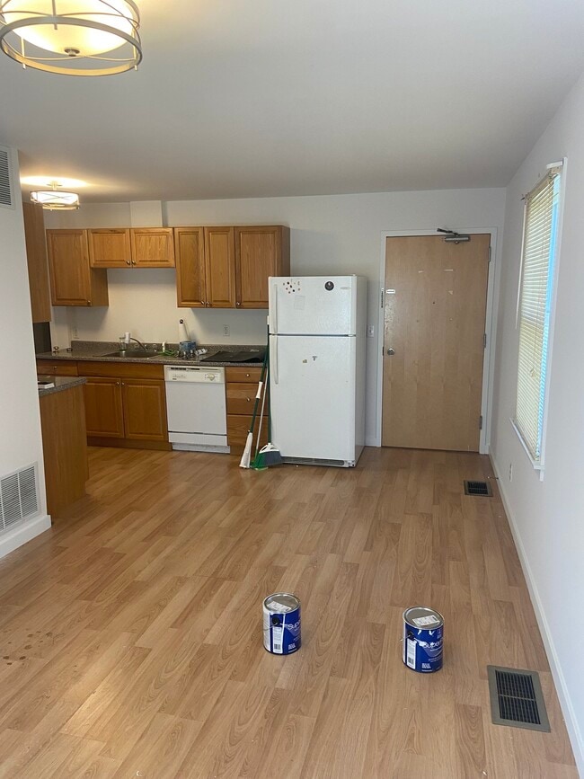 Building Photo - 20 W Franklin Ave