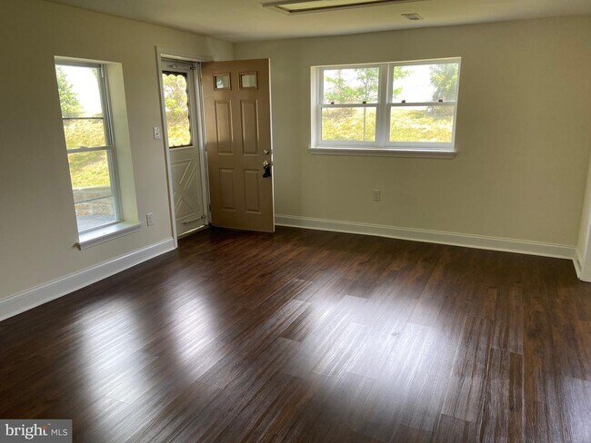 Building Photo - 121 Cypress Dr