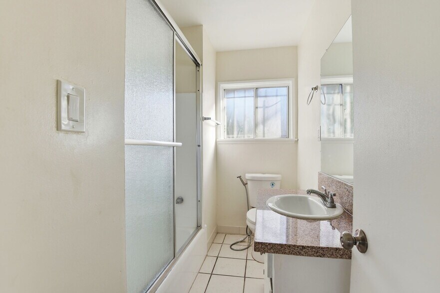 Building Photo - 1112 W 92nd St