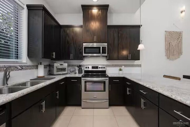 Building Photo - 23 S 5th St