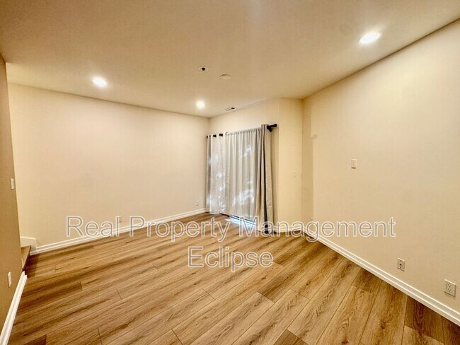 Building Photo - 9039 NE Juanita Dr