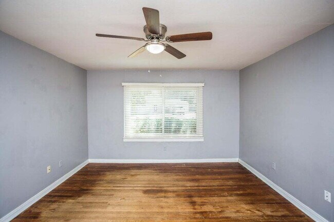 Building Photo - Charming 2/1 with Large Backyard!