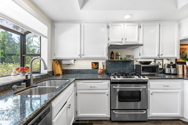 Building Photo - 5720 Skyview Way