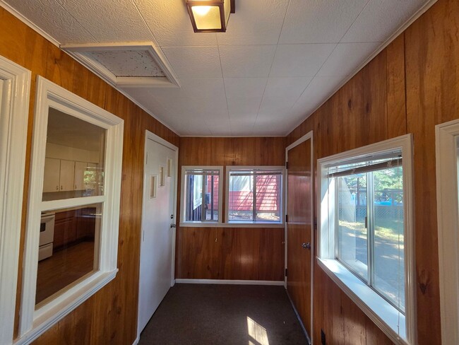Building Photo - 2 Bed 1 Bath on Diamond Lake Secondary Lot